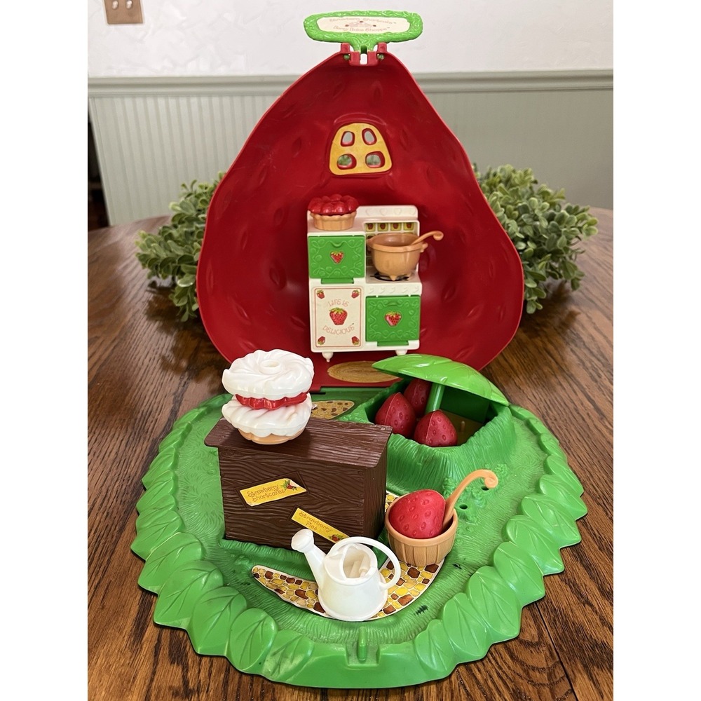 Vintage 1980 Strawberry Shortcake Berry Bake Shoppe Toy Playset Almost Complete